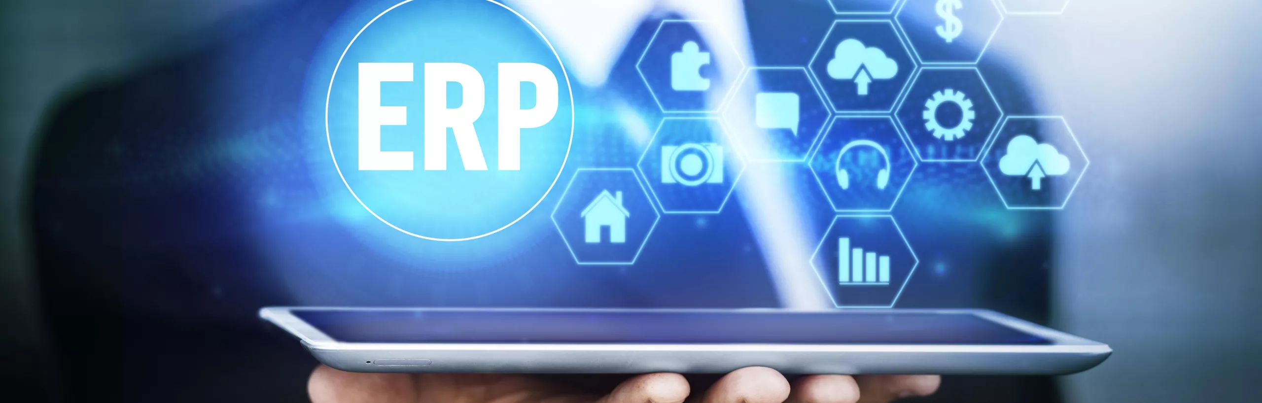 grafika na niebieskim tle, ręce informatyka