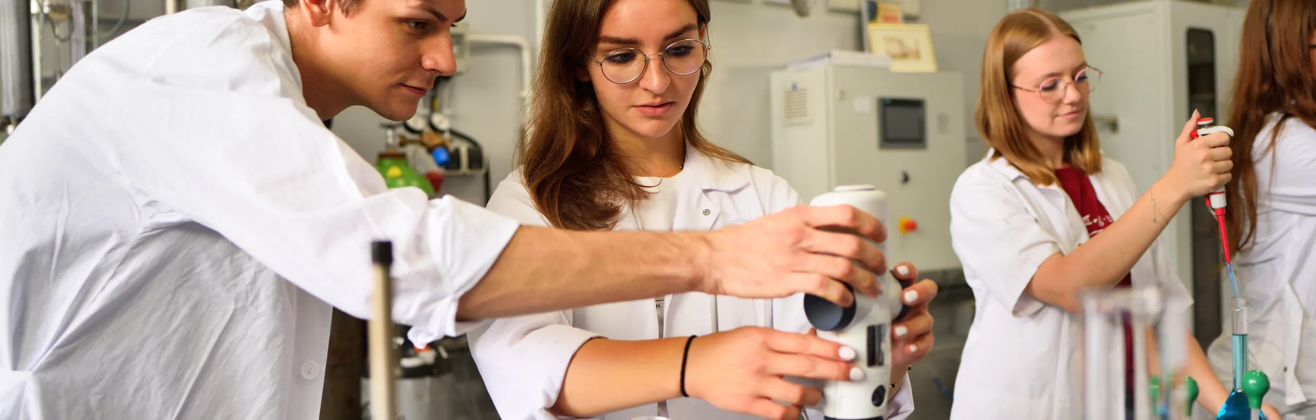 Troje studentów w laboratorium